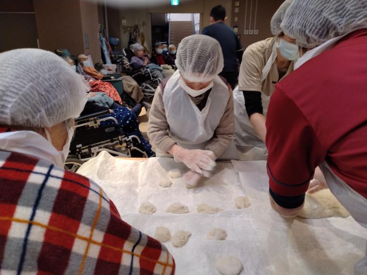 職員と一緒に　お餅をちぎって丸めて‼